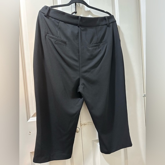 BloomChic Plain Pocket Pleated Cropped Pants - Picture 2 of 3